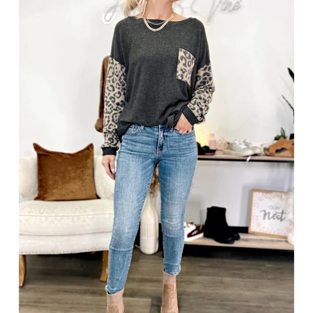 Modern Soul leopard print knit top size large